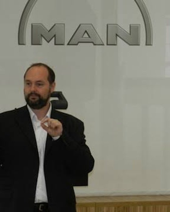 Othmar M. Lehner speaking at a company event at MAN