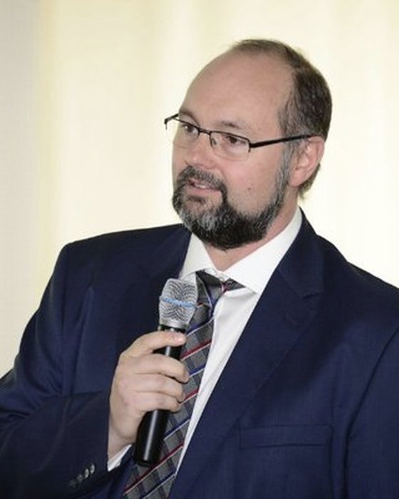 Othmar M. Lehner speaking with a microphone at a conference